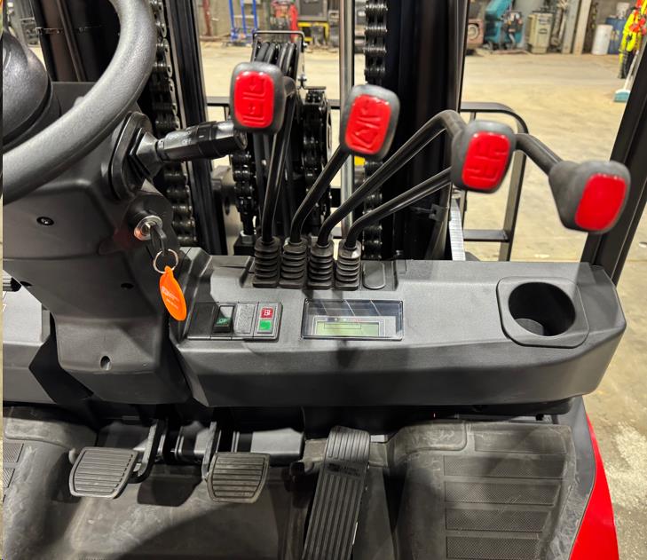 15K FORKLIFT IC TRIPLE MAST CUSHION view 4