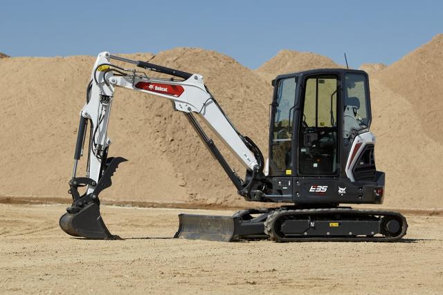 6500 LB MINI EXCAVATOR, BOBCAT E26 W/THU