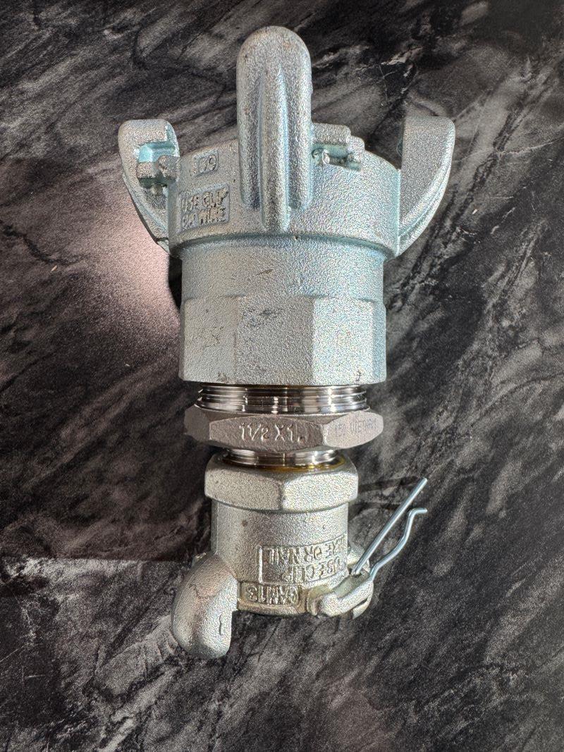 FOUR LUG TO TWO LUG AIR HOSE ADAPTER