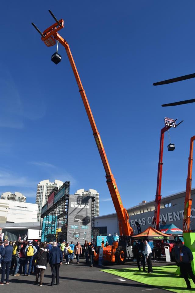 15K TELEHANDLER 70' view 3